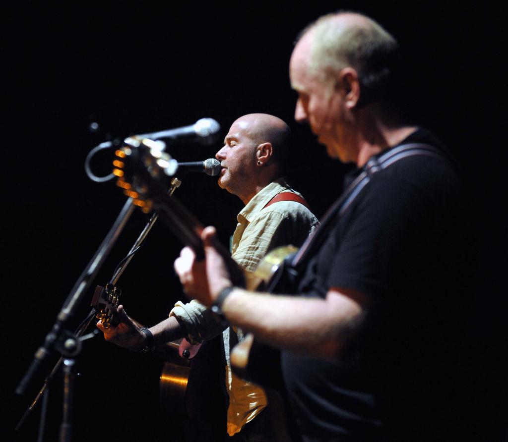 Kieran Halpin (links) servierte zusammen mit Jimmy Smith in den Ansbacher Kammerspielen melodische Balladen zum Wegträumen.