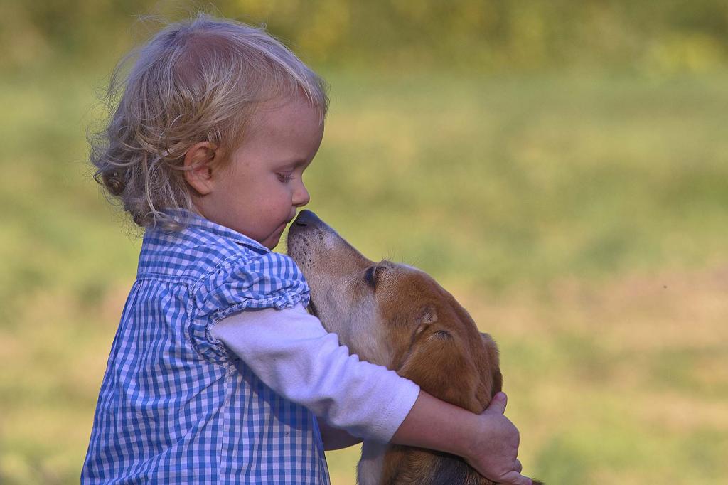 Kind und Hund