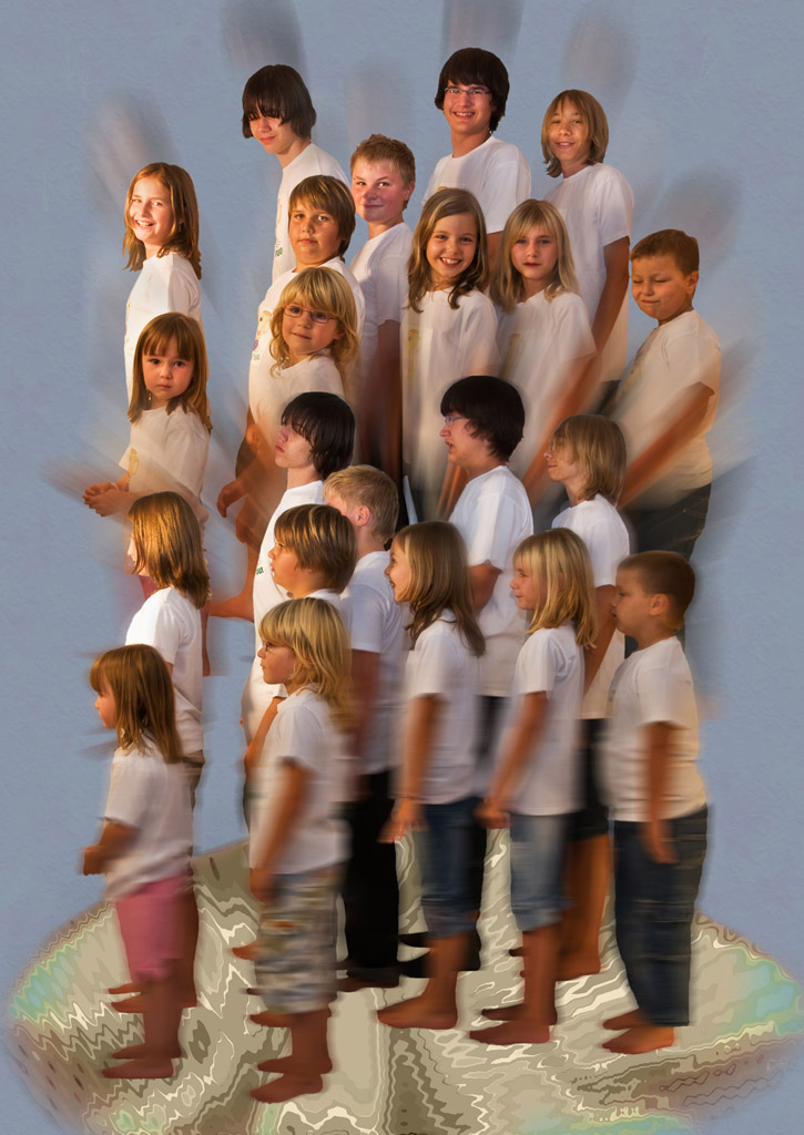 Kinder2
Composition für ein Fotobuch einer Freundin das ich gestaltet habe. An diesem Projekt haben knapp 60 Personen (Erwachsene und Kinder) teilgeno