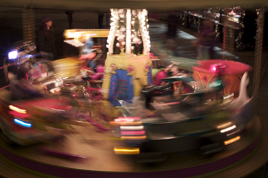 Kinderkarussel auf dem Stuttgarter Weihnachtsmarkt, 30.11.2010. Leica M8, Voigtländer Ultron 1.7/35 mm, ISO 160, Belichtungszeit 1/6 sec. Automatische