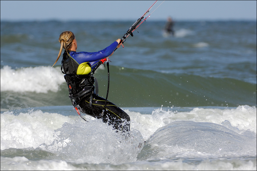 Kitesurfen D2X 7386 1a

EXIFs:
Kamera: NIKON D2X
Objektiv: AF-S VR Zoom-Nikkor 200-400mm F4G IF-ED
Handling: Manfrotto 190 Pro + Markins M10 + Wimberl