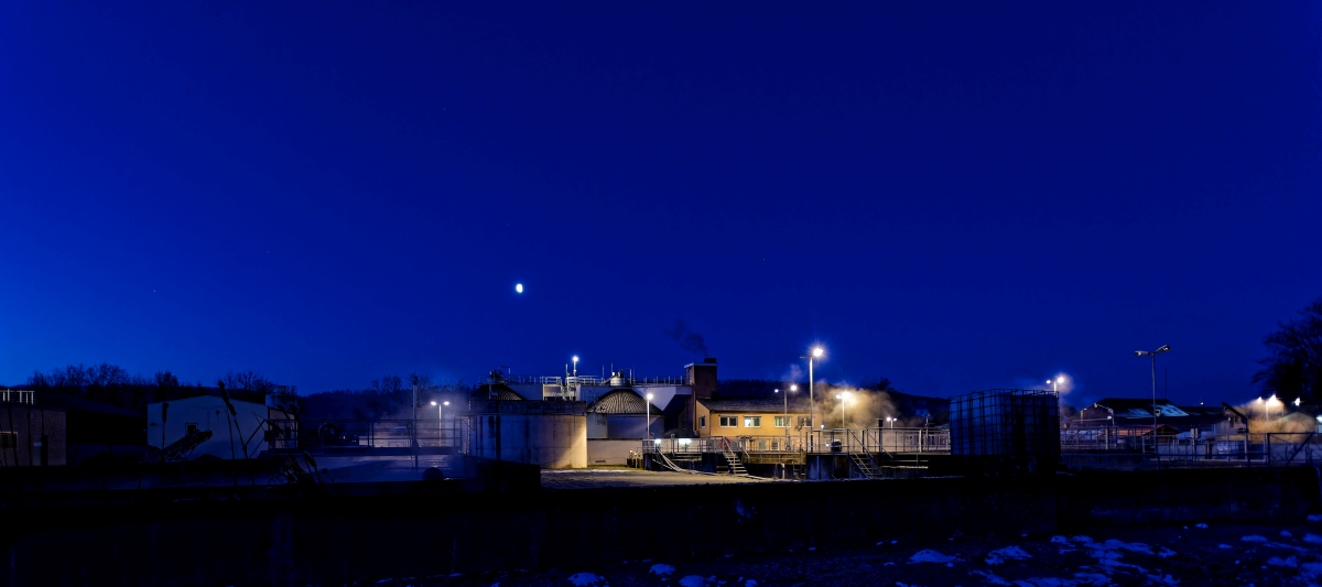Kläranlage blaue Stunde.jpg