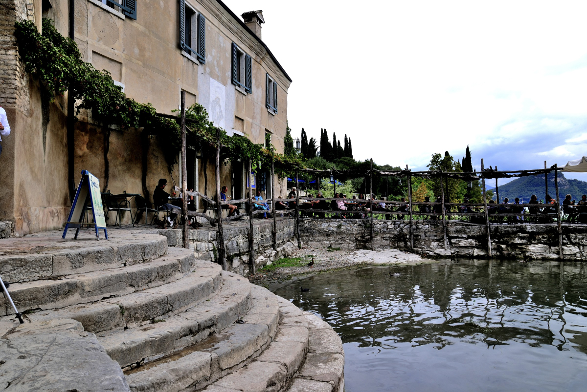 Kleiner Hafen an einem Historischem Seehotel, Gardasee