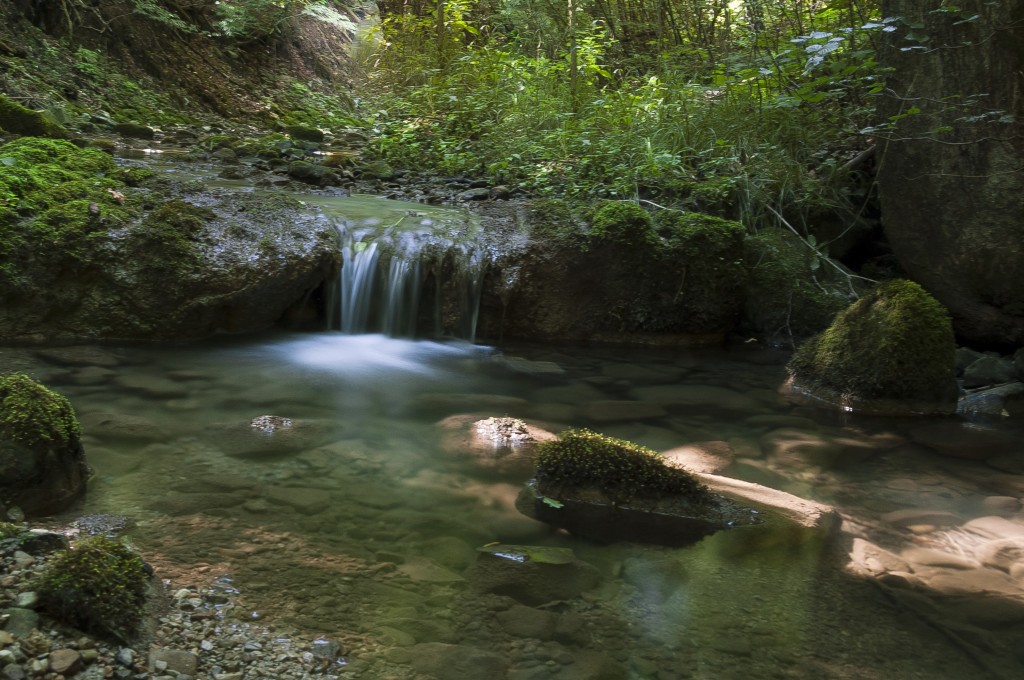 Kleiner "Wasserfall" in der Gegend