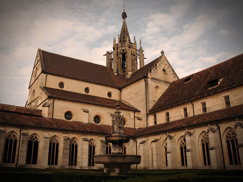 Kloster Bebenhausen bei Tübingen:
Innenhof mit Kreuzgang, Brunnen und Kirchturm