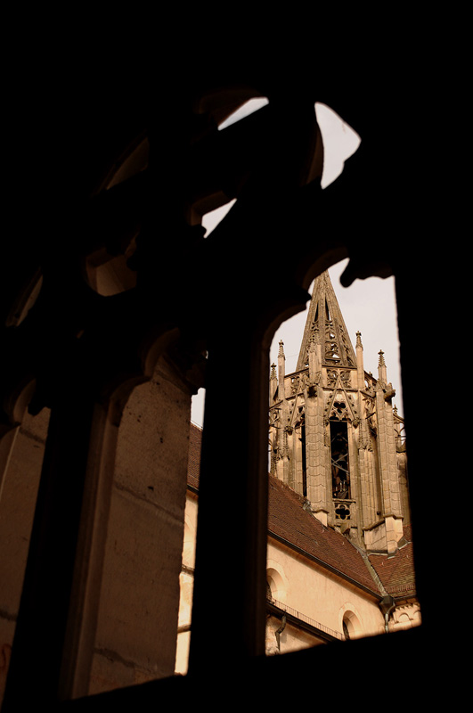 Kloster Bebenhausen bei Tübingen:
Kirchturm durch ein Fenster im Kreuzgang