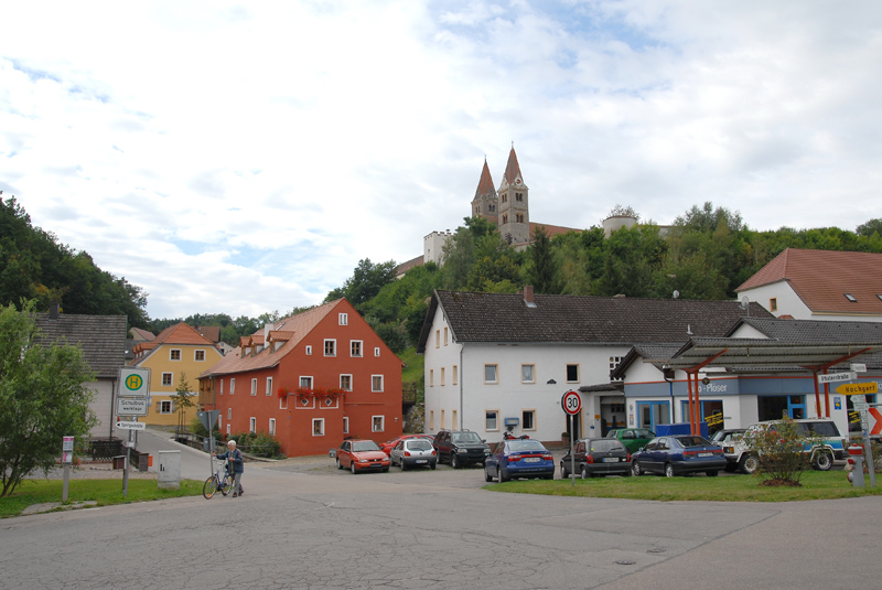 Kloster Reichenbach am Regen

Kloster mit Klosterkirche: Das Kloster Reichenbach ist eine Gründung durch den Markgrafen Diepold III. von Cham-Vohburg 