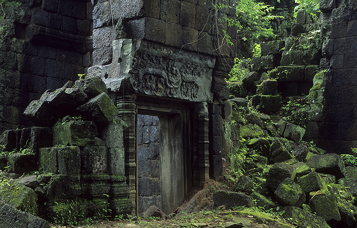 Koh Ker - "Die Schwarze Tür"

[ Nikon F6 | AF-S 28-70mm/2.8 | Fuji Velvia 50 ]