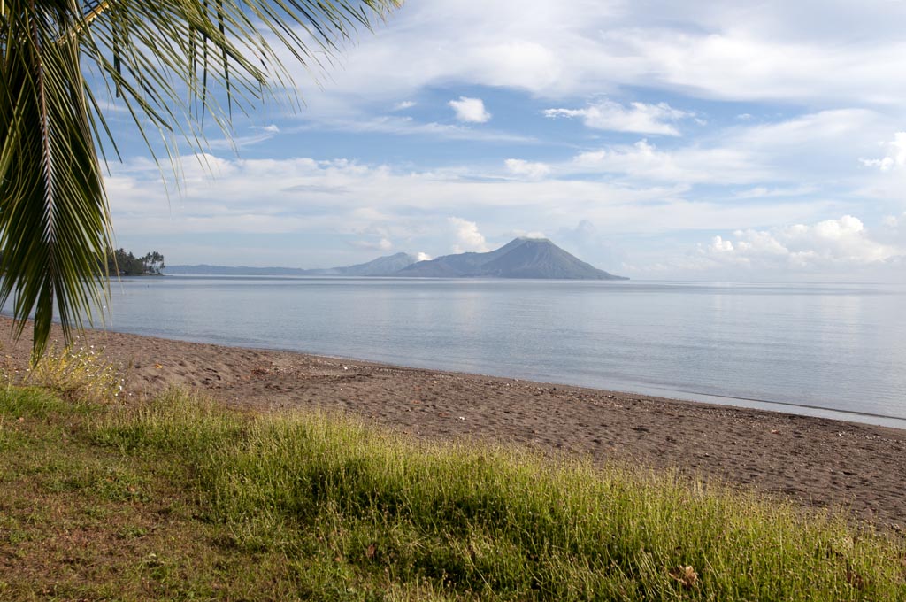 Kokopo Beach mit Blick auf Mount Tarvuvur