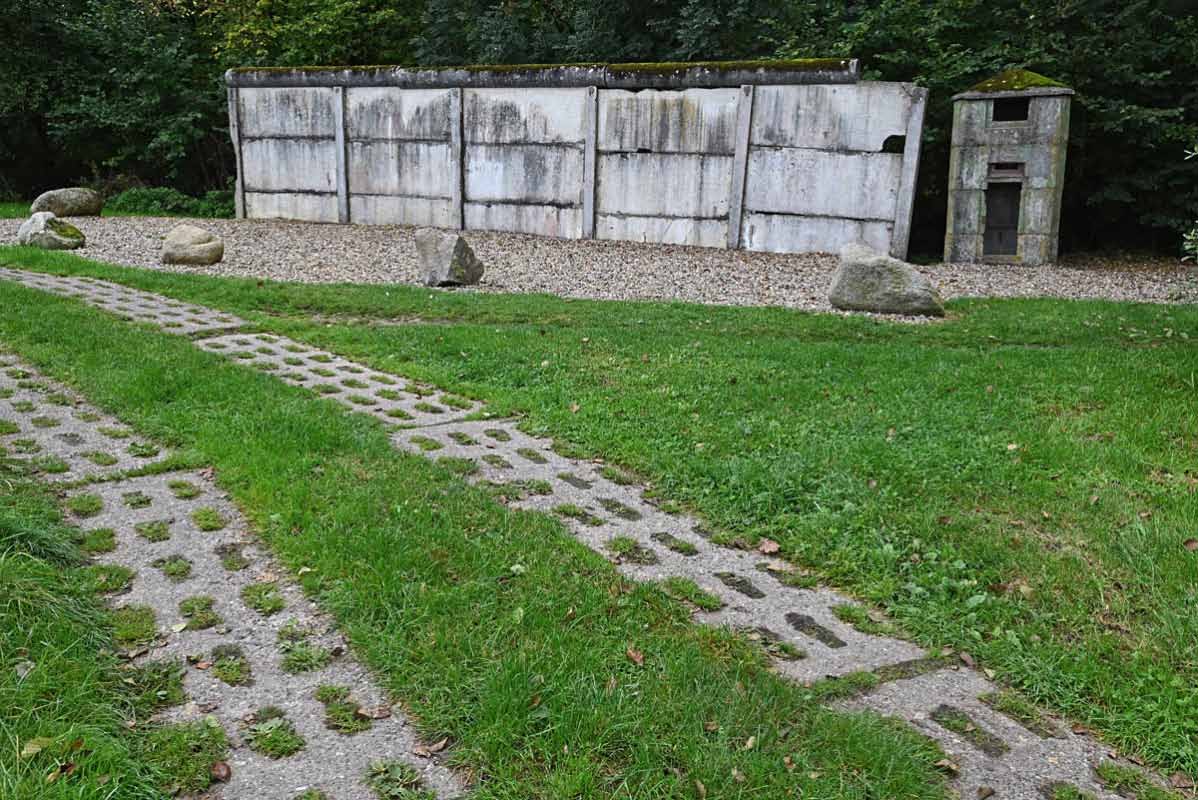 Kolonnenweg mit Mauerrest.jpg