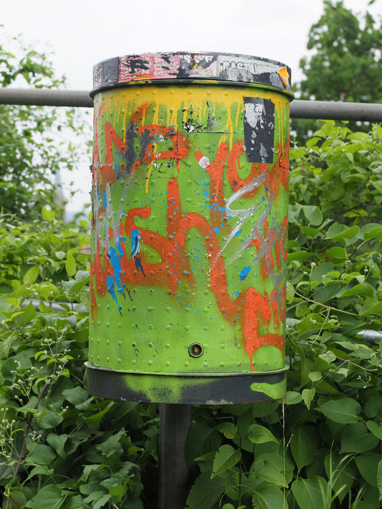 Kunst am Mülleimer.jpg