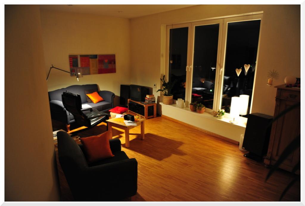 Kunstlicht mit AUTO-WB. Die Lampe rechts im Bild hat gerade mal 25 Watt, also höchtsens 2700 Kelvin. Trotzdem sehr gute Farbwiedergabe.