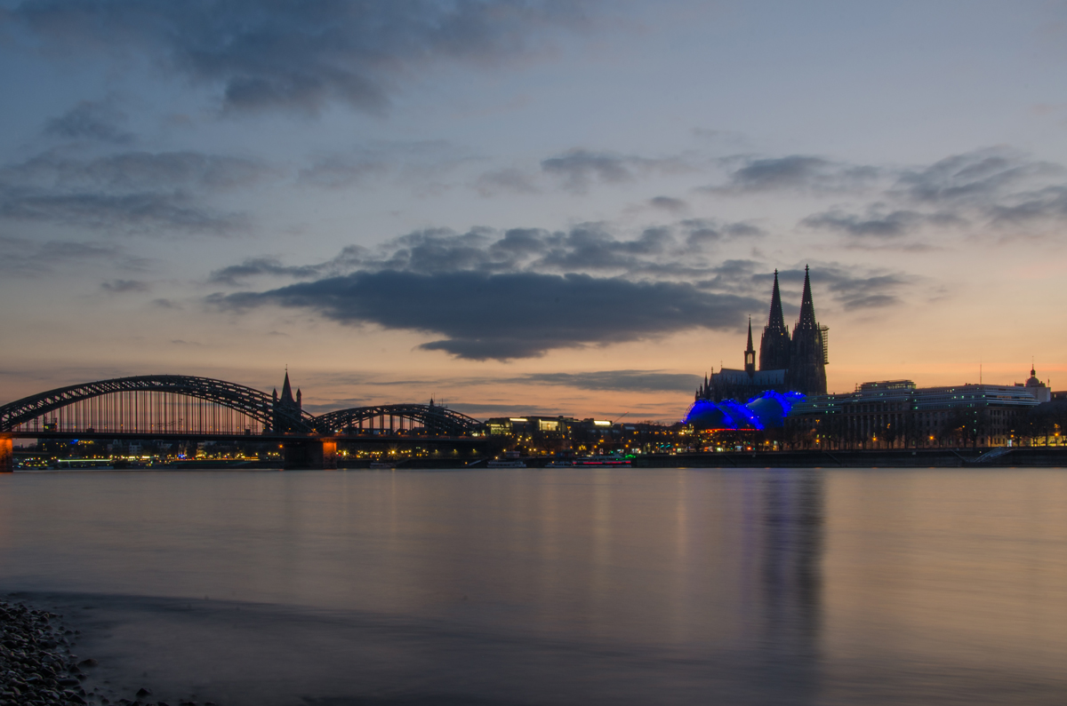 Kurz nach Sonnenuntergang geht zuerst am Musicalzelt die Beleuchtung an
