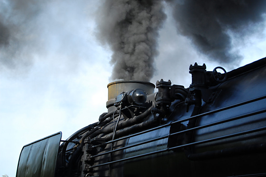 Kurz vor der Abfahrt nach Gronau entweicht dicker Rauch aus dem "Schlot" der 41 360.