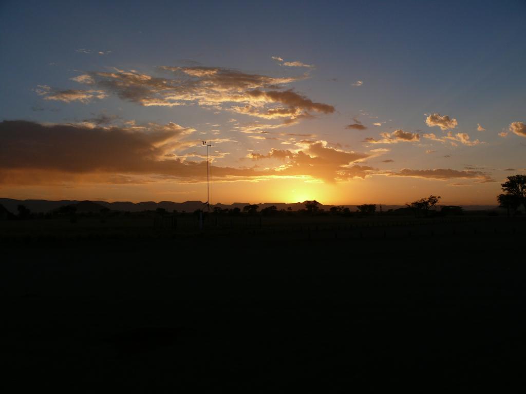 kurz vor Sonnenaufgang am Eingang zum Sossusvlei, die Parktore öffnen immer erst Punkt Sonnenaufgang
Bild unbearbeitet, keine Filter o.ä.