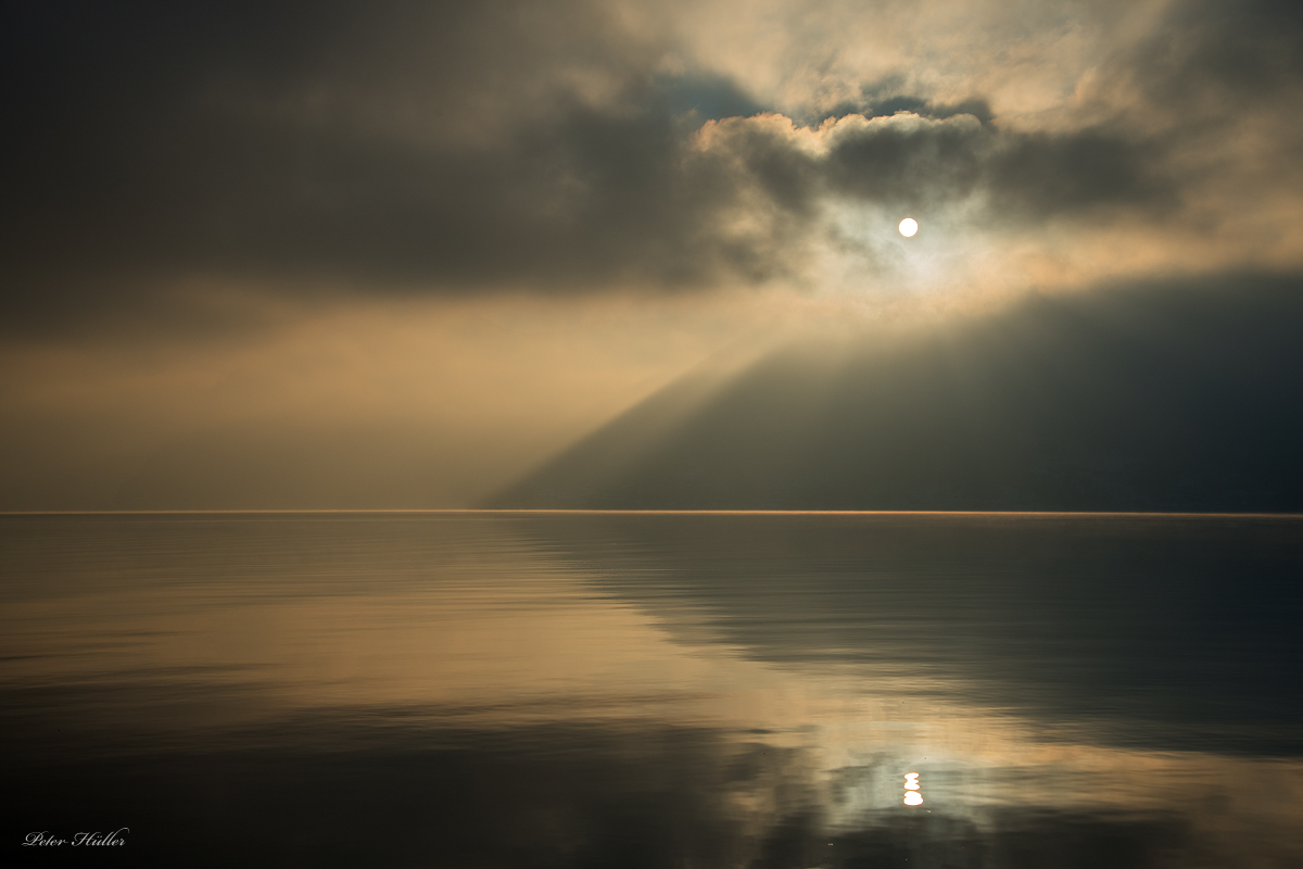 Kurz vor Sonnenuntergang hat der Nebel die Sonne etwas frei gegeben
und hatte diese mystische Stimmung geschaffen.
NIKON D750, 50mm
1/320 Sek., f/9.0,