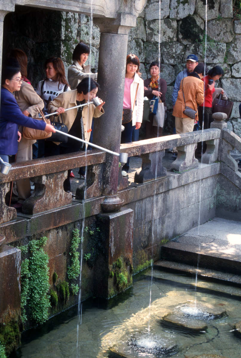 Kyoto, Otowa-Wasserfall, Kiyomizu-dera-Tempel.jpg
