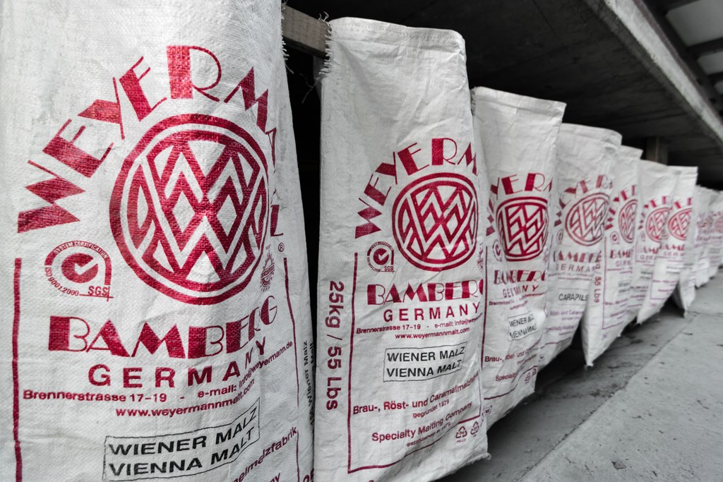 lägerebräu brauerei - malzsäcke