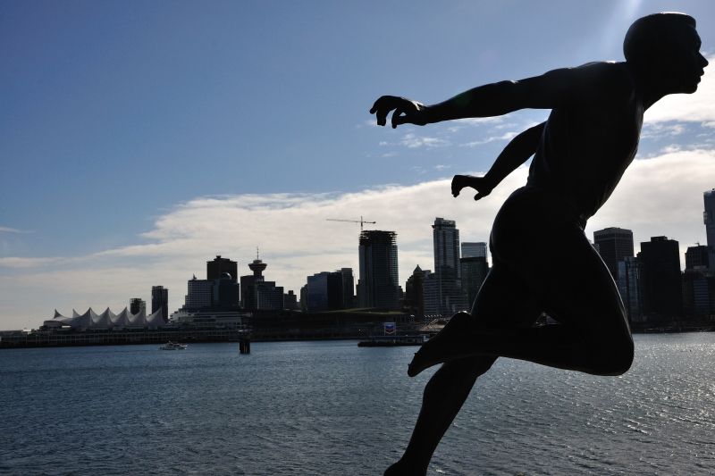 Läuferstatue vor der Skyline Vancouver
