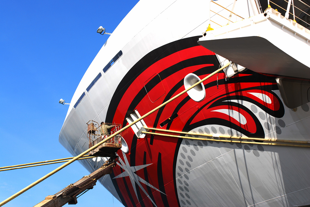 Lackier finetuning an der Norwegian Jewel im Hafen von Warnemünde