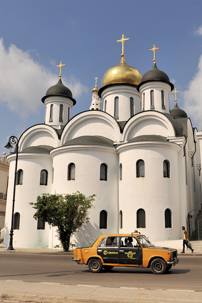 Lada 1200-Taxi vor Orthodoxer Kirche
3067 h