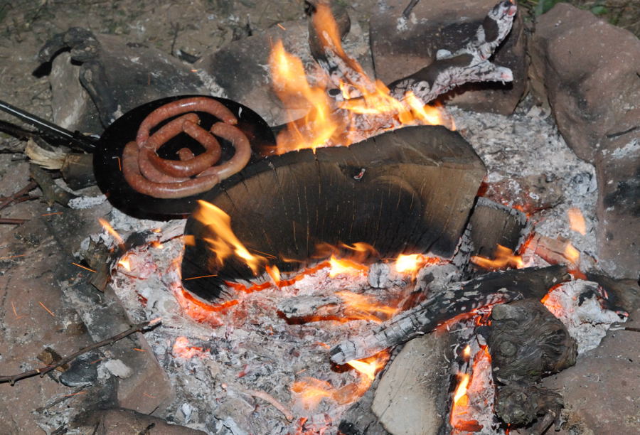 Lagerfeuer mit Bratwuersten