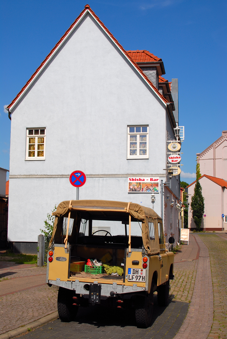 Landrover vor Shisha Bar.jpg