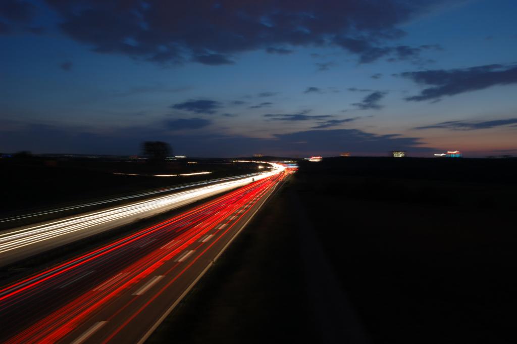 Langzeitbelichtung einer autobahn