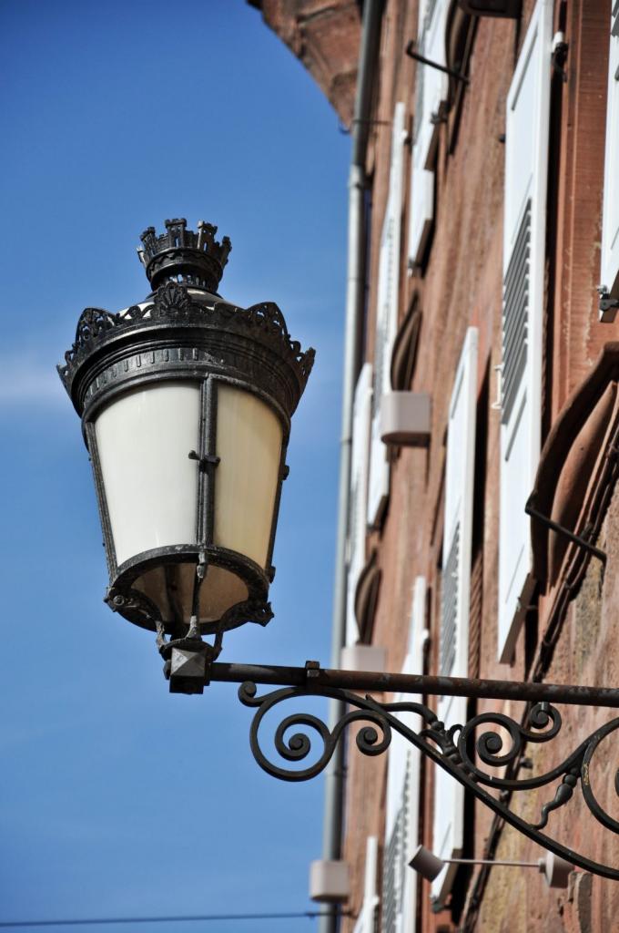 Laterne als Verzierung an einem Haus in Wissembourg

Kamera: Nikon D90
Objektiv: 18.0-105.0mm f/3.5-5.6
Belichtung: 1/1250 Sek. bei f/5.6
Brennweite: 