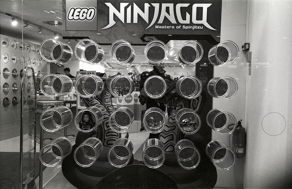 Lego Shop Köln

Zorki 4
Jupiter 12
Blende 2,8 - 1/60 sec.
Ilford HP 5