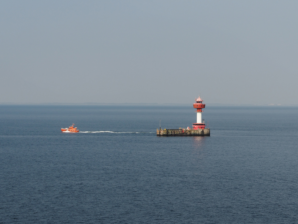 Leuchtturm Kiel mit Lotsenboot.jpg
