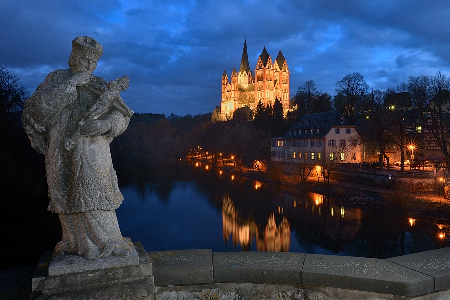 Limburger Dom von der alten Lahnbrücke mit der Steinfigur des heiligen Johann von Nepomuk