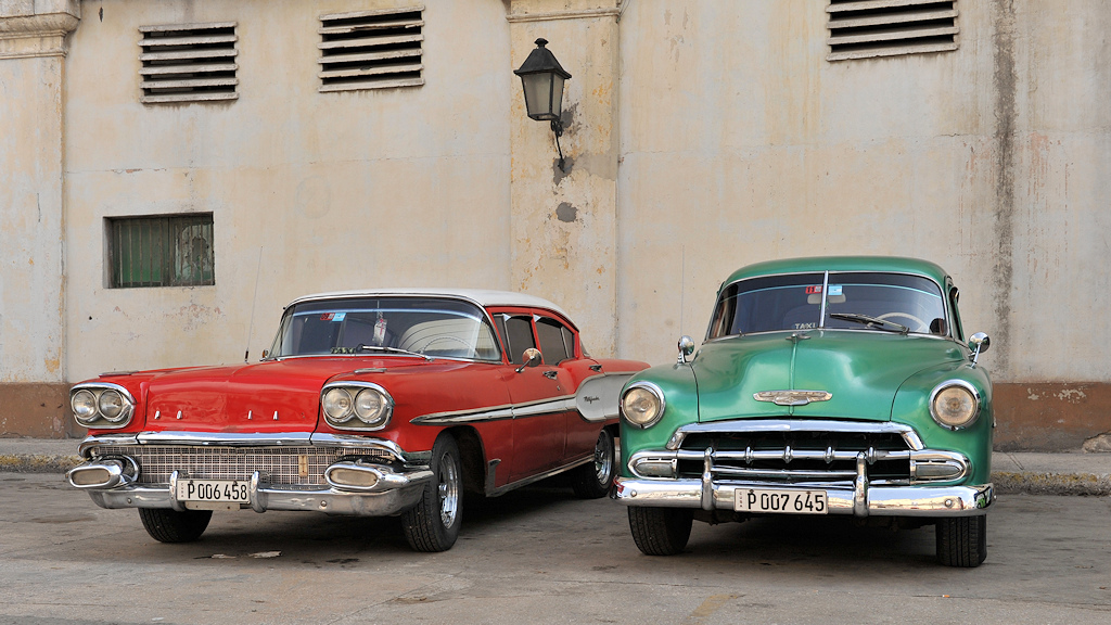 links: Pontiac Pathfinder 1958
rechts: Chevrolet Deluxe Styleliner 1952
3047