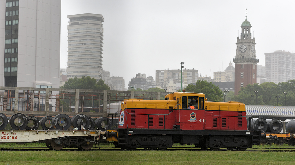 Lok 111 rangiert im Hafen von Buenos Aires

s260 111 8664