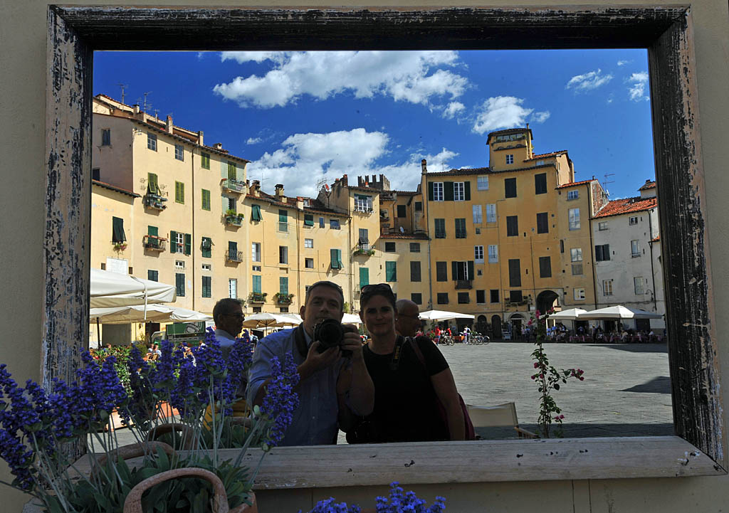 Lucca mit seinem zantralen Platz - schön, das eines der Geschäfte diesen wunderbaren Spiegel aufgehängt hat, den man so hübsch nutzen kann für sich un