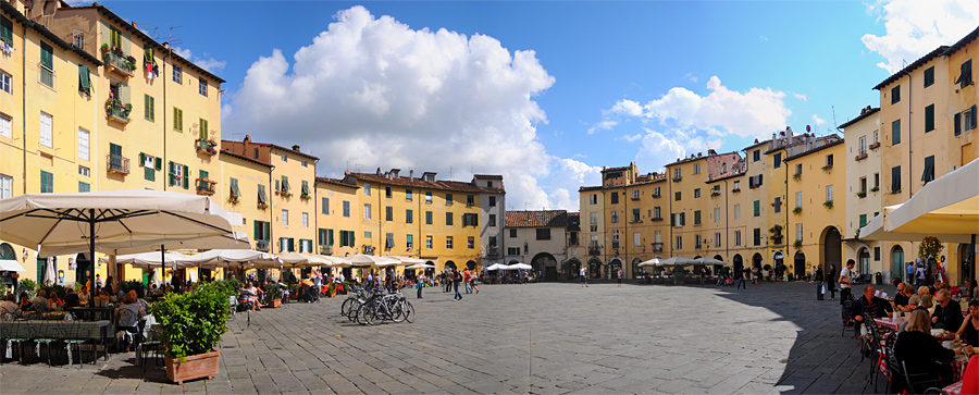 Lucca - Piazza dell'anfiteatro, September 2010