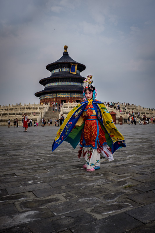 Mädchen in folkloristischem Outfit am Himmelstempel, China
