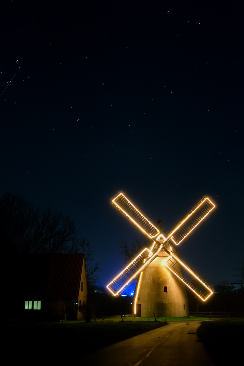 Mühle unter Sternenhimmel
