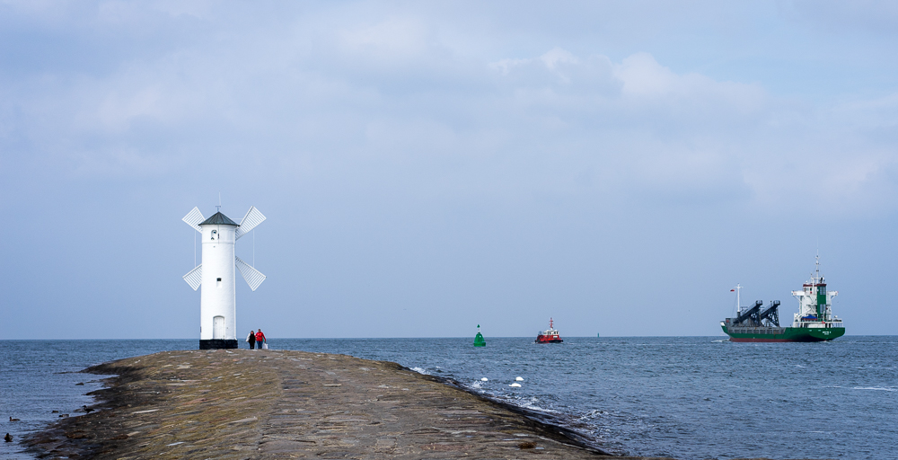Mühlenbake mit Schiff