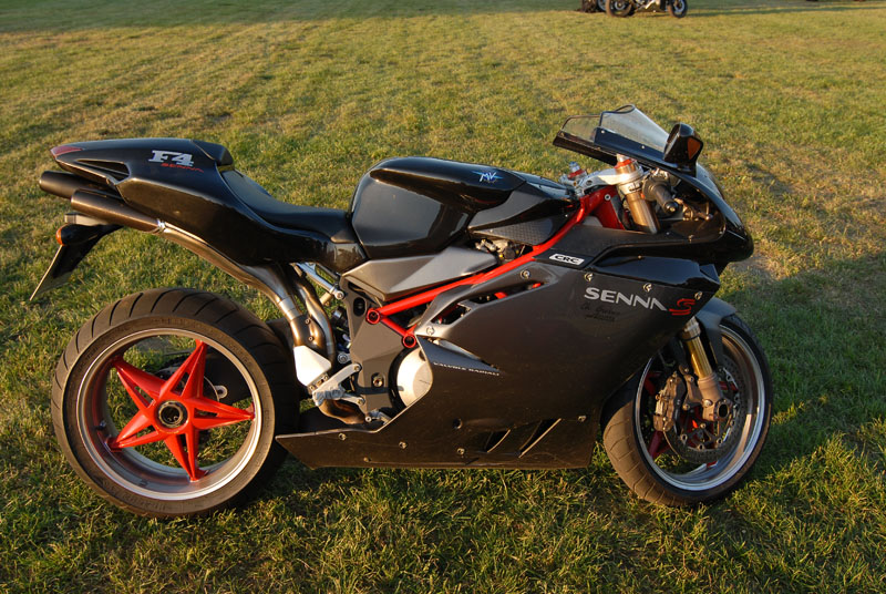 M V Agusta Senna F 4 1000

Die F4 1000 SENNA ist ein Motorrad der Kategorie Superbikes des italienischen Herstellers MV Agusta.

Sie wurde im Sommer 2