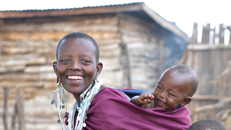Maasai Frau mit Baby in einen Dorf in der Nähe
vom Kambi Ya Tembo
 7968