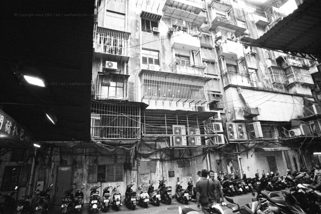 Macau im November 2015. Typischer Hinterhof mit Rollerparkplatz. Nikon F3 mit 3.5/20mm ohne Filter. Ilford Delta 400.