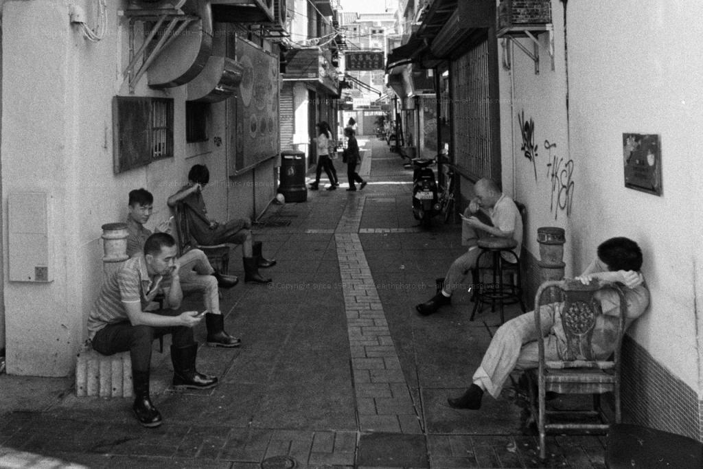Macau/Taipa Altstadt im November 2015. "Morgens um halb 10 in Taipa". Nikon F3 mit AIS 3.5/20mm ohne Filter. Ilford Delta 400.