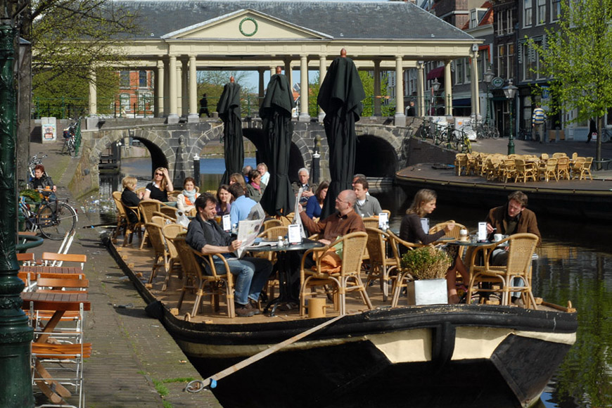 Man gönnt sich ja sonst nichts. Kaffeplausch auf einem Boot auf der Gracht in Leiden.

Die Pieterskerk („St. Petrikirche“), Baubeginn 1121, stammt grö