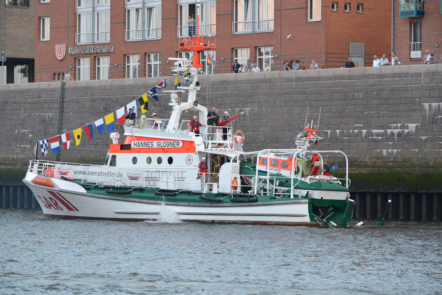 Maritime Woche Bremen 2014. Das Beiboot Flinthörn wird an Bord der Hannes Glogner geholt.