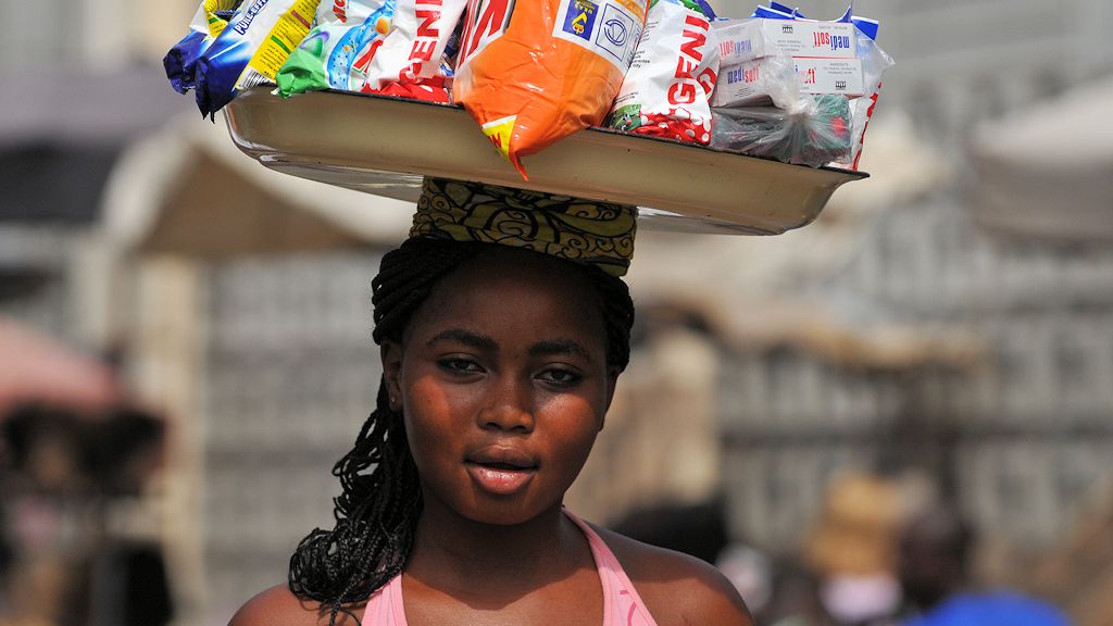 Marktfrau in Lomé 8426