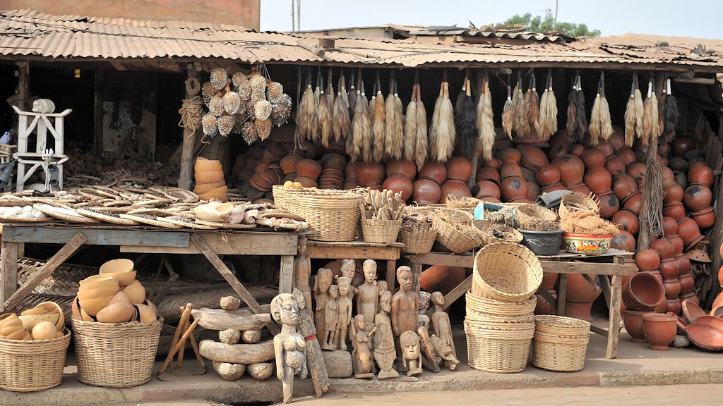 Marktstand auf dem Fetischmarkt in Lomé 7648