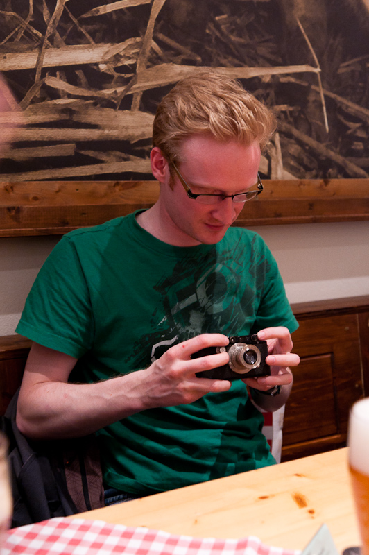 Matthias (tiss) beim Bestaunen von Rolands Leica aus dem Jahr 1933