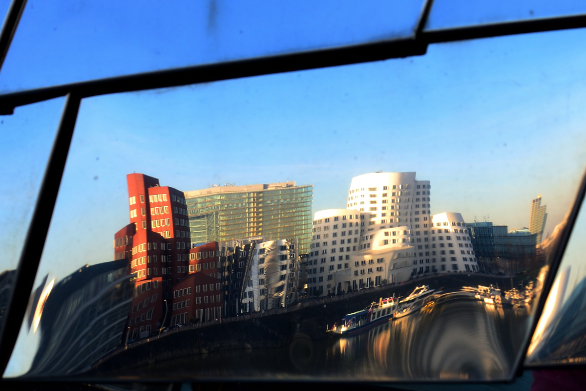 Medienhafen Düsseldorf gespiegelt, Pebble's Terrasse