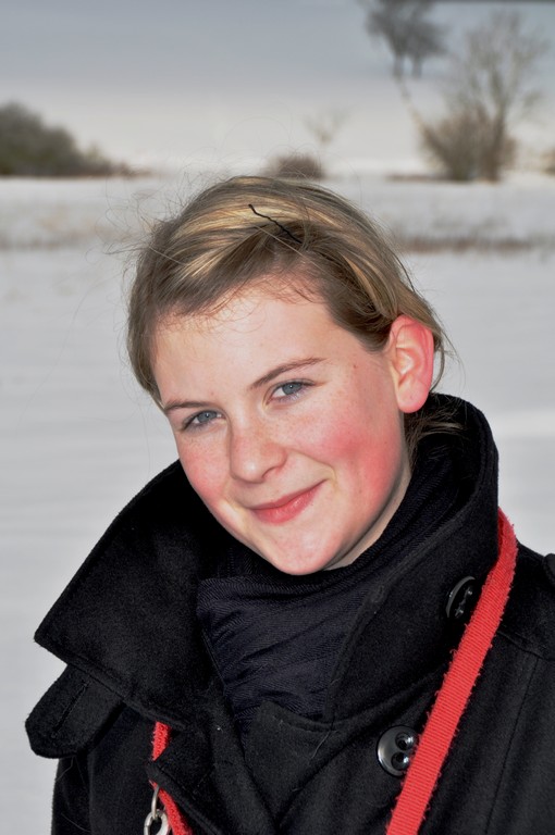 Mein Schatz kämpft mit dem Blick in die Kamera gegen das Sonnelicht. Manche mögens vll nicht an der Fotografie, ich finde es bezaubernd: Farbenspiel d